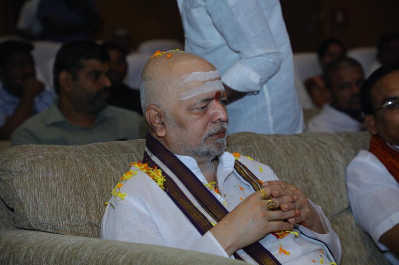 Sri Mulugu Ramalingeshwara Varaprasad Siddhanti was honoured with Jyotishyasastra Vignana Visharadha at Tummalapalli Kalakshetram, Vijayawada (53)